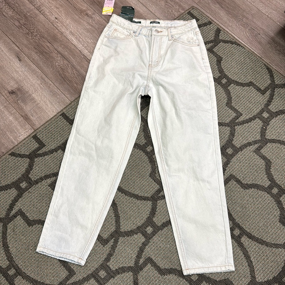 Wild Fable high rise tapered jean size 6 with 28 inch inseam new distressed
